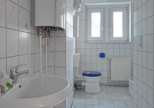 Badezimmer mit Dusche und WC