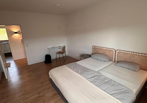 Schlafzimmer 1