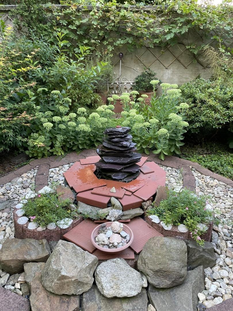 Garten mit Brunnen