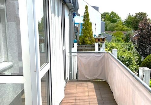 großzügiger Balkon n. links