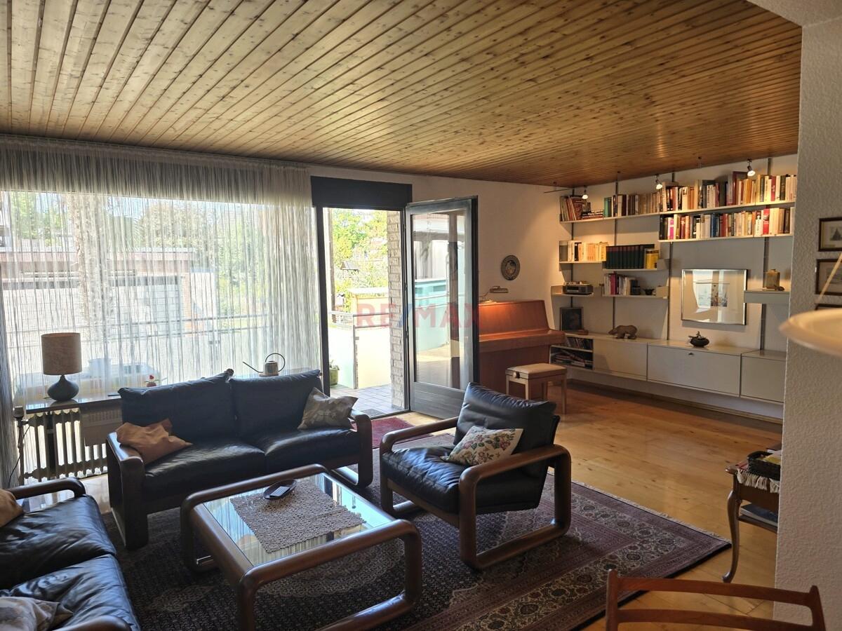 Wohnzimmer mit Balkon