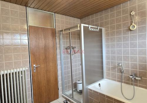 Bad mit Wanne u. Dusche