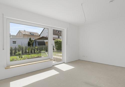 Wohnzimmer mit Gartenblick