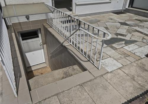 Terrasse mit Kellertreppe