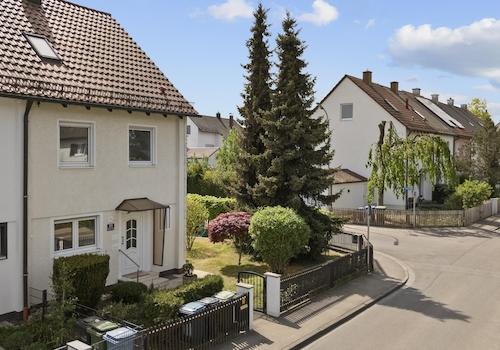 Hausansicht mit Garten