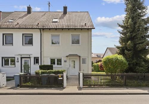 Hausansicht mit Garten