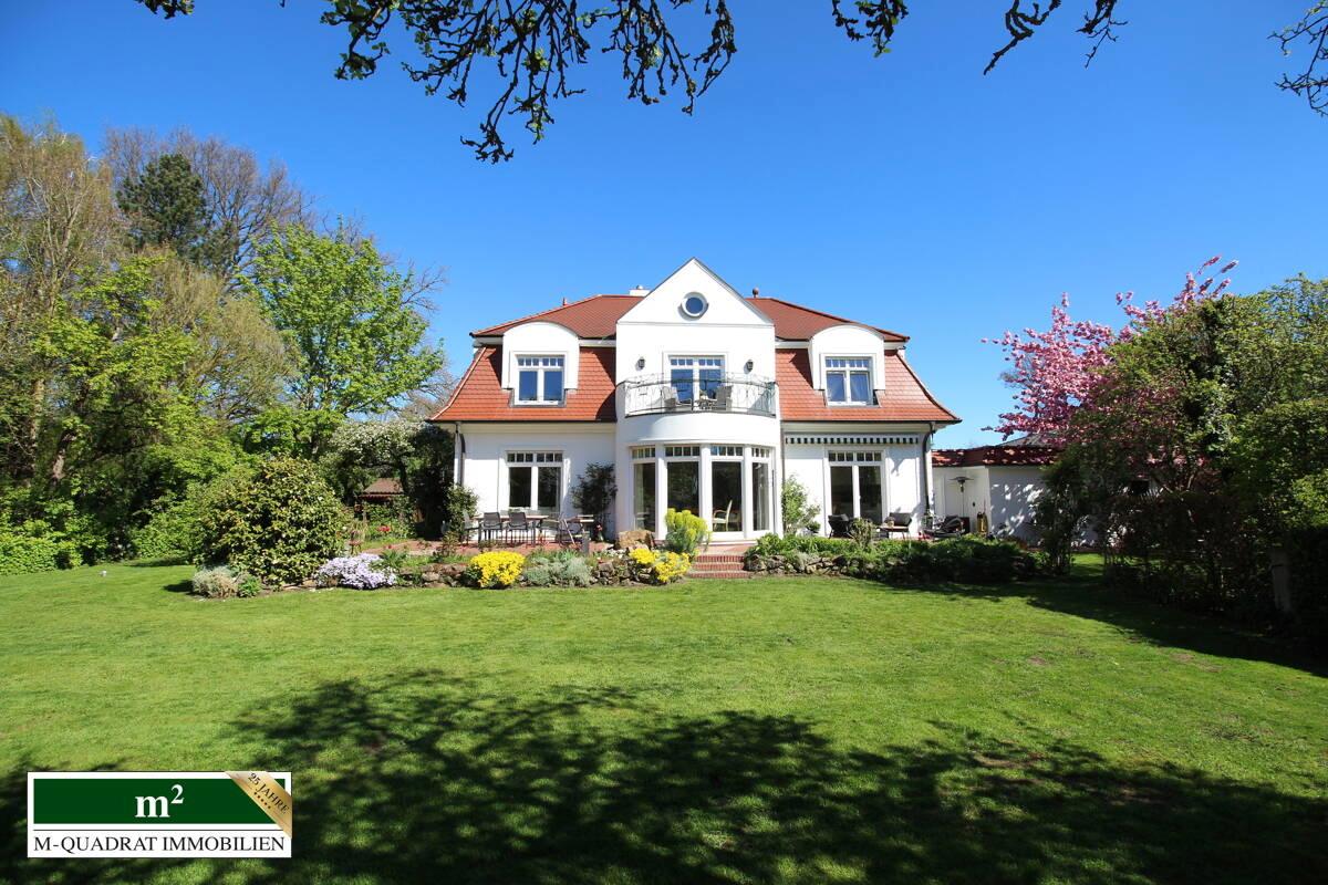 Gartenseitiger Blick auf die Villa mit Mansarddach