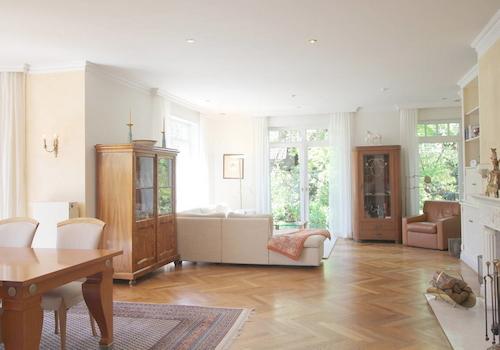 Edles Wohnambiente im stilvollen Wohnzimmer
