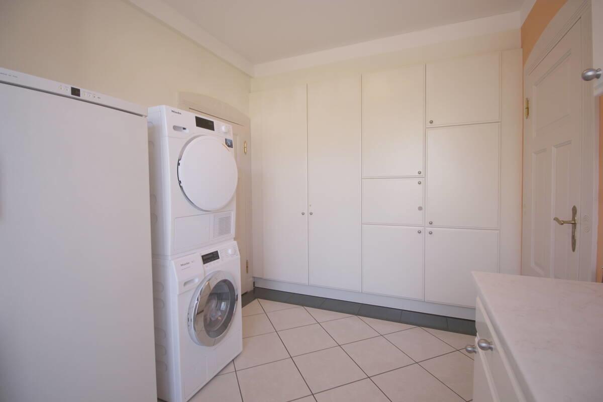 HWR mit WM, Trockner u. Einbauschrank EG