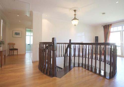 Galerie mit Dachluke u. imposanter Holz-Wendeltreppe