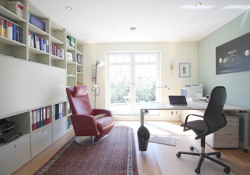 Helles Büro mit Balkonzugang OG