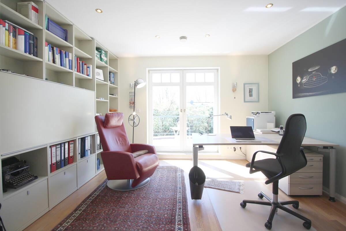 Helles Büro mit Balkonzugang OG