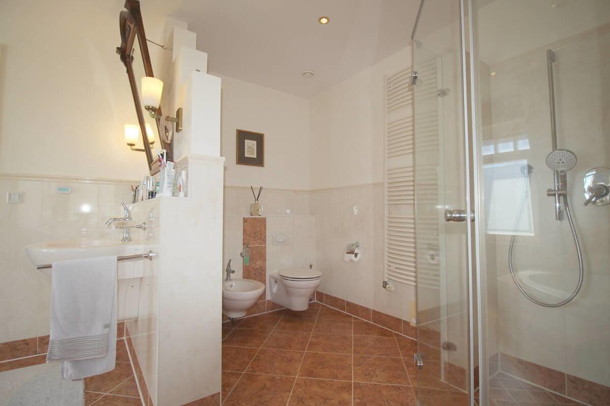 Bidet u. WC-Bereich hinter Schamwand Elternbad OG