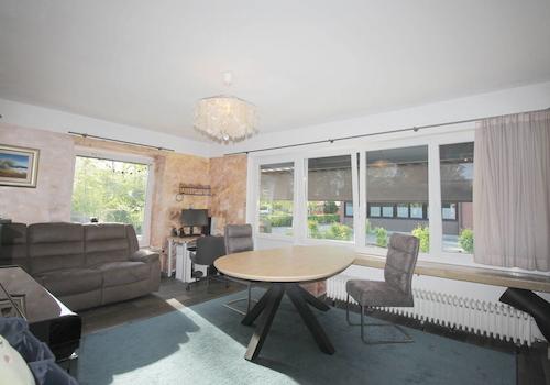 Wohnzimmer mit gr. Fensterseite mit Terrassenzugang