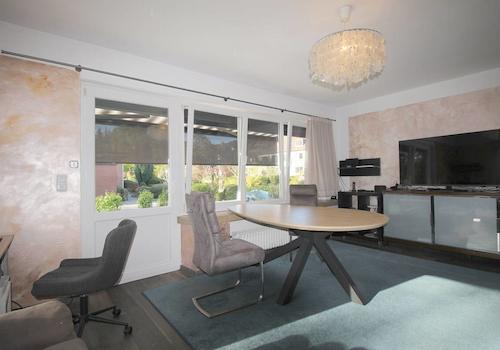 Fensterseite Wohnzimmer mit Terrassenblick