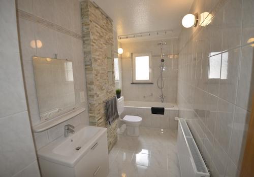 Badezimmer mit Wanne