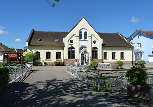 Brücke mit Restaurantgebäude