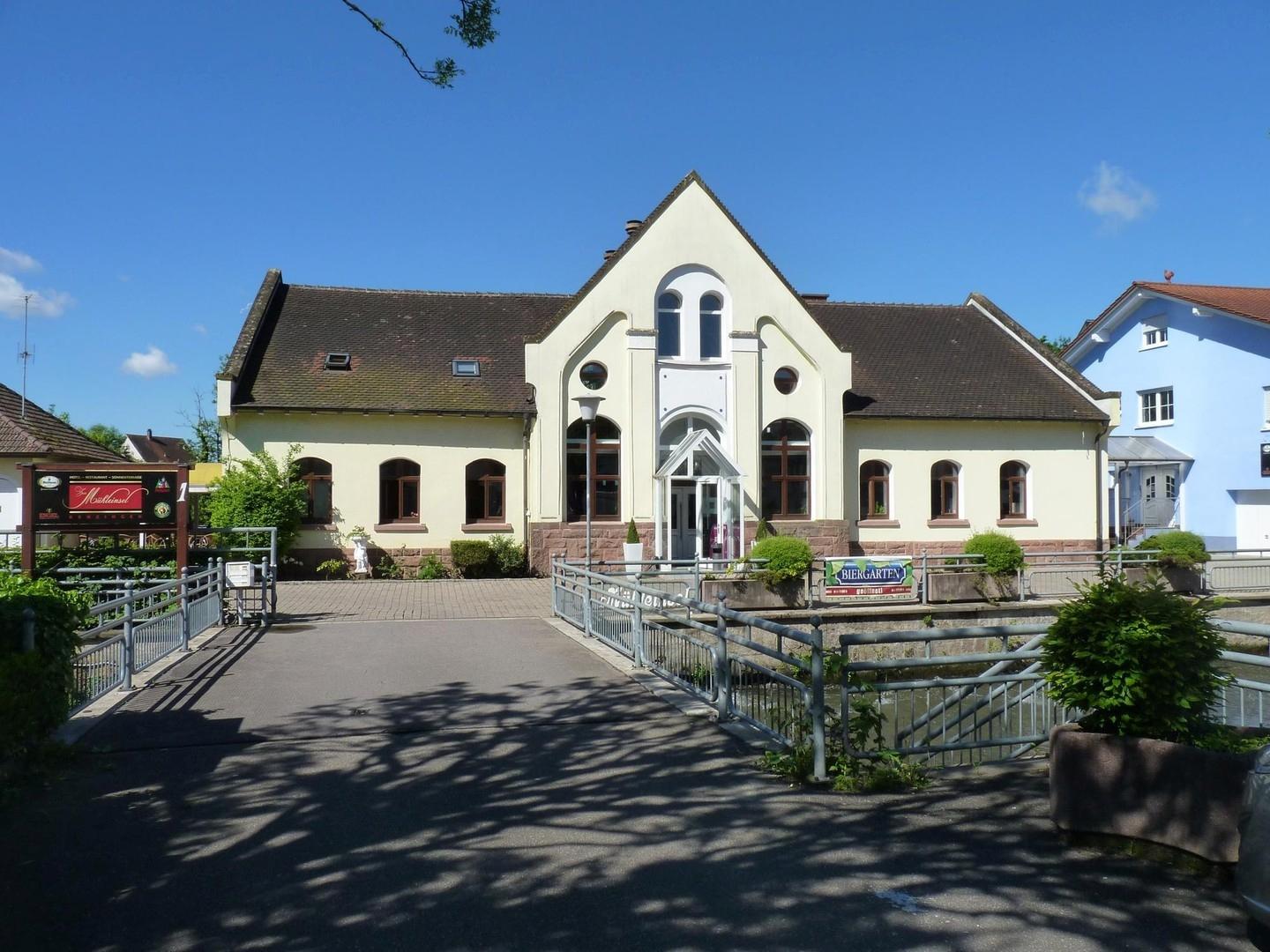 Brücke mit Restaurantgebäude
