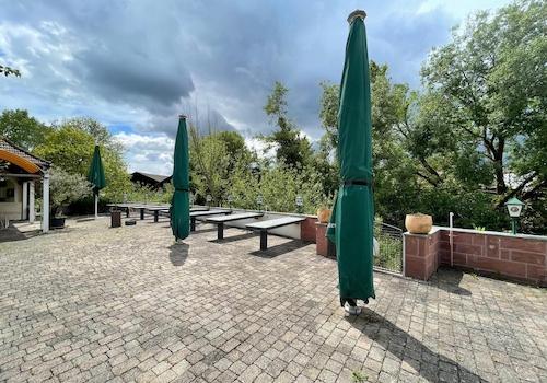 Biergarten im Herbst