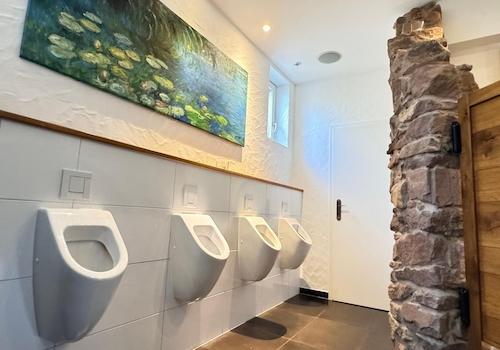 Herrentoilette mit Sichtmauer