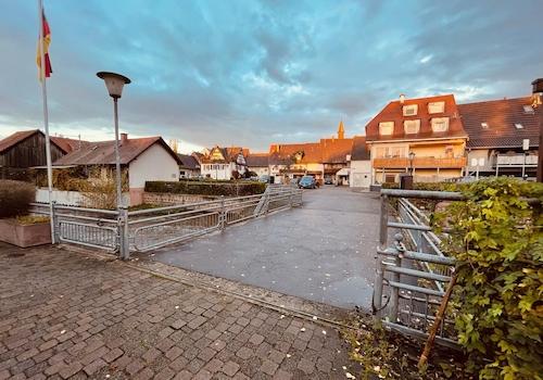 Einziger Zugang: über Brücke
