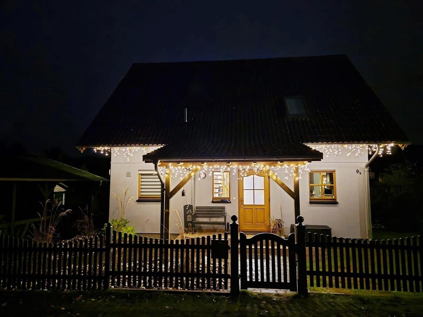 Vorderansicht bei Nacht