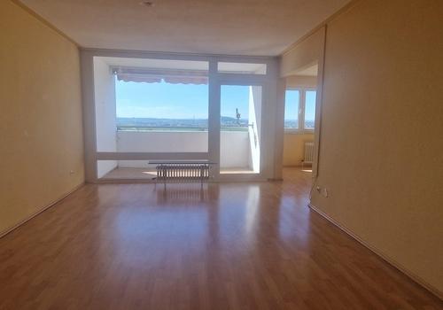 Wohnzimmer mit Balkon
