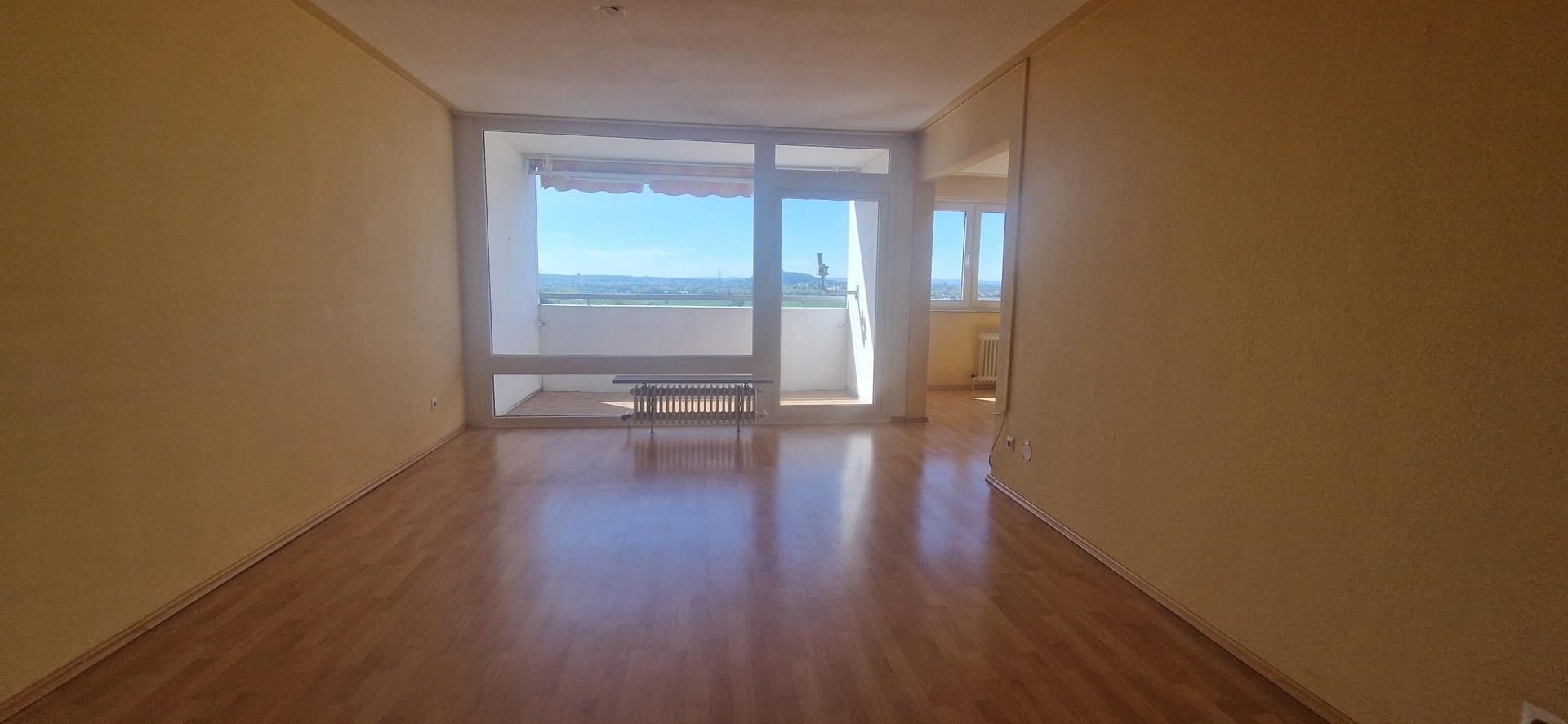 Wohnzimmer mit Balkon