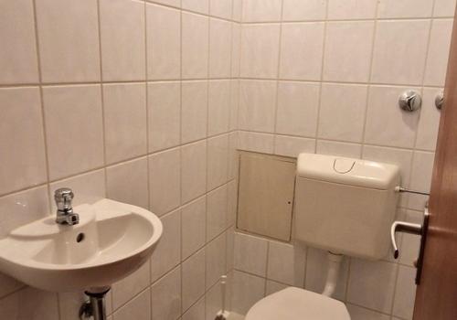 WC mit Waschbecken