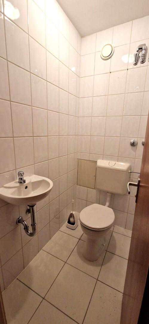 WC mit Waschbecken