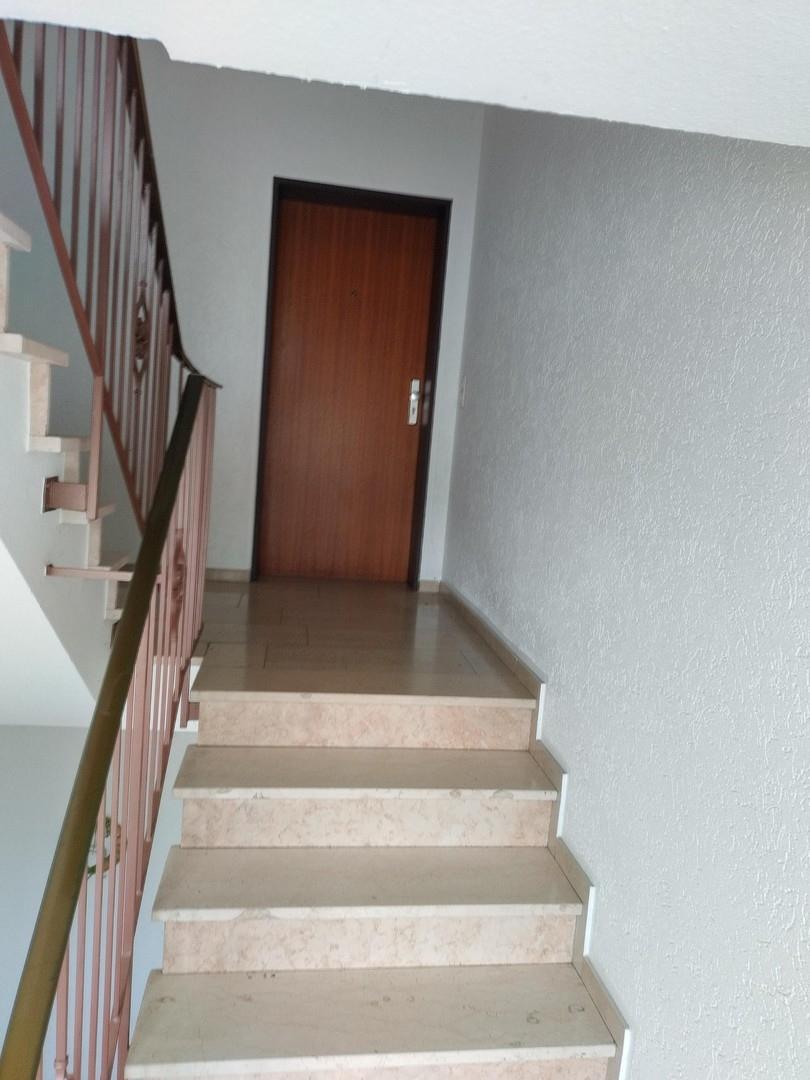 Treppenhaus mit Etagentür