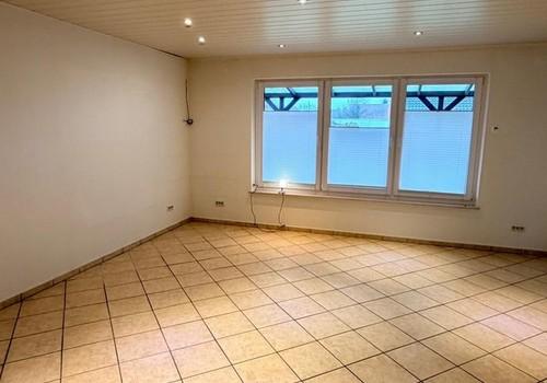 Wohnzimmer mit Gartenblick