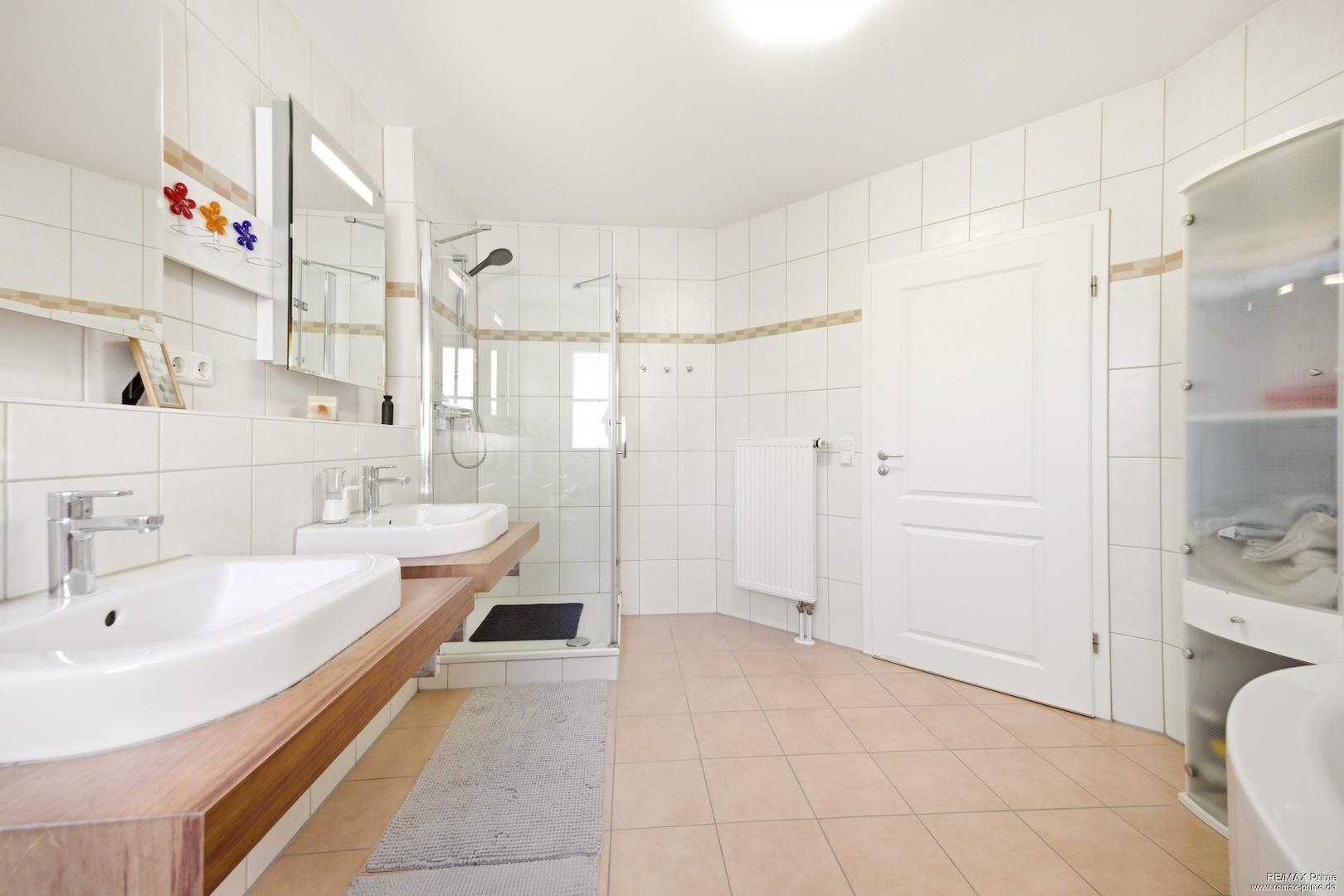 Modernes Badezimmer mit zeitloser Gestaltung