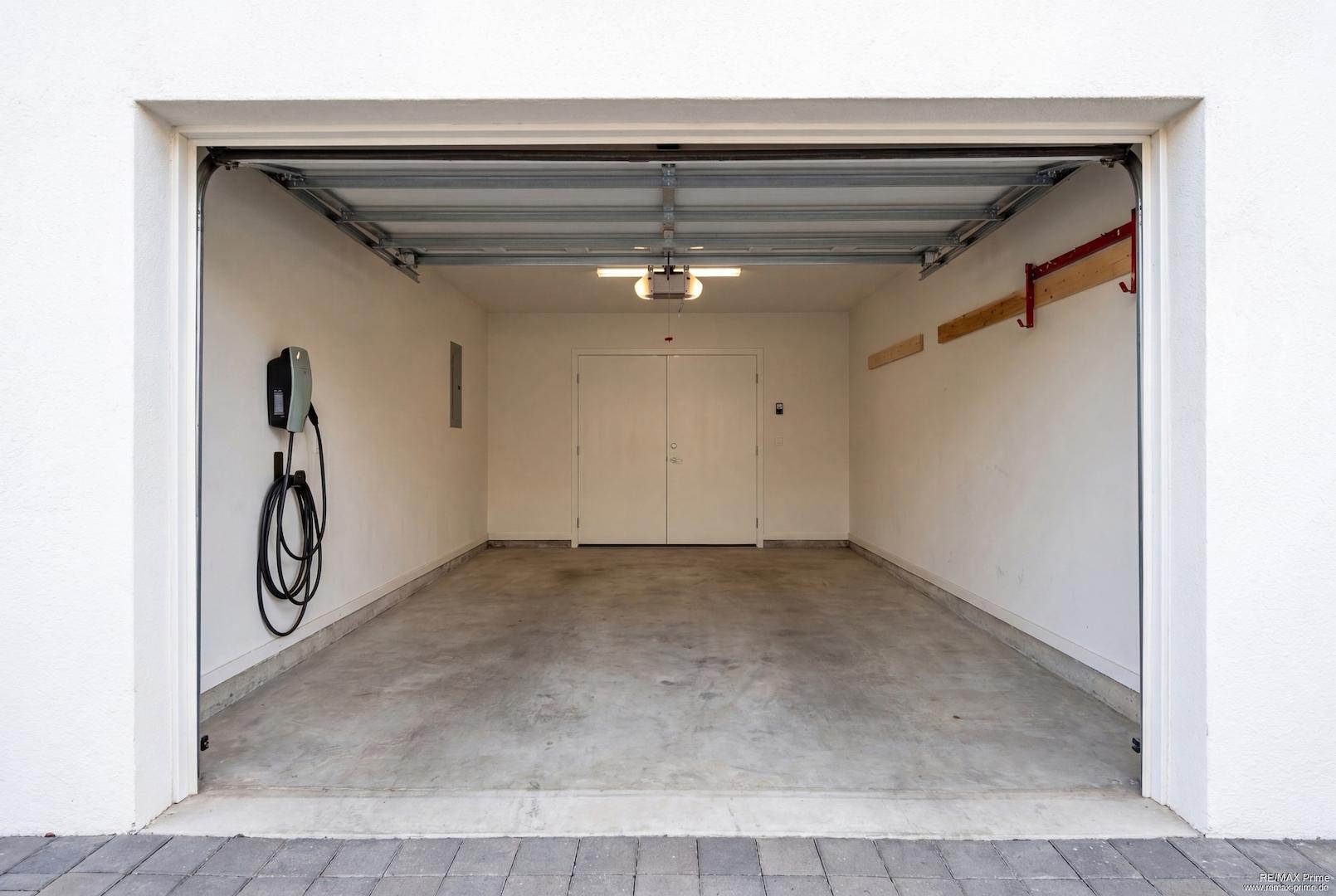 Garage mit zusätzlichem Stauraum und Wallbox-Anschluss