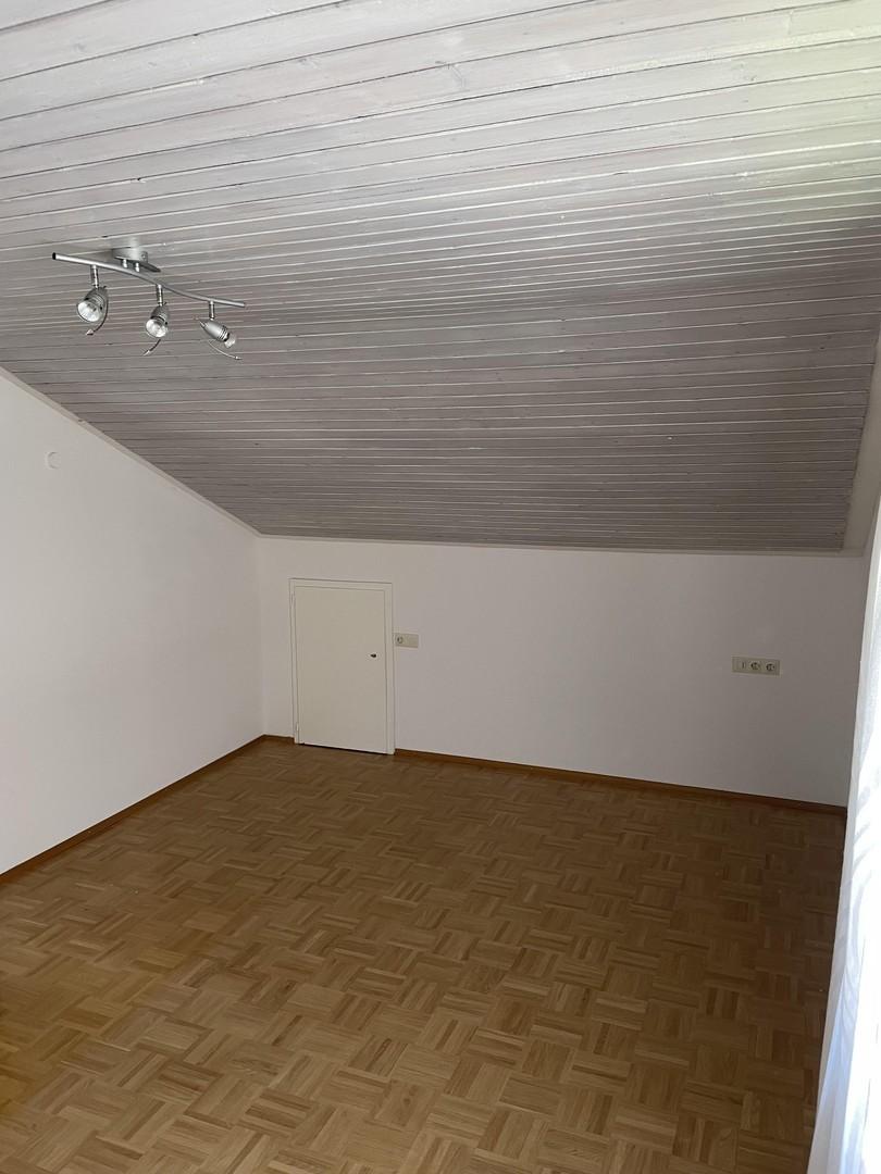 Zimmer 4, OG