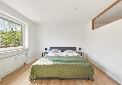 Schlafzimmer 1