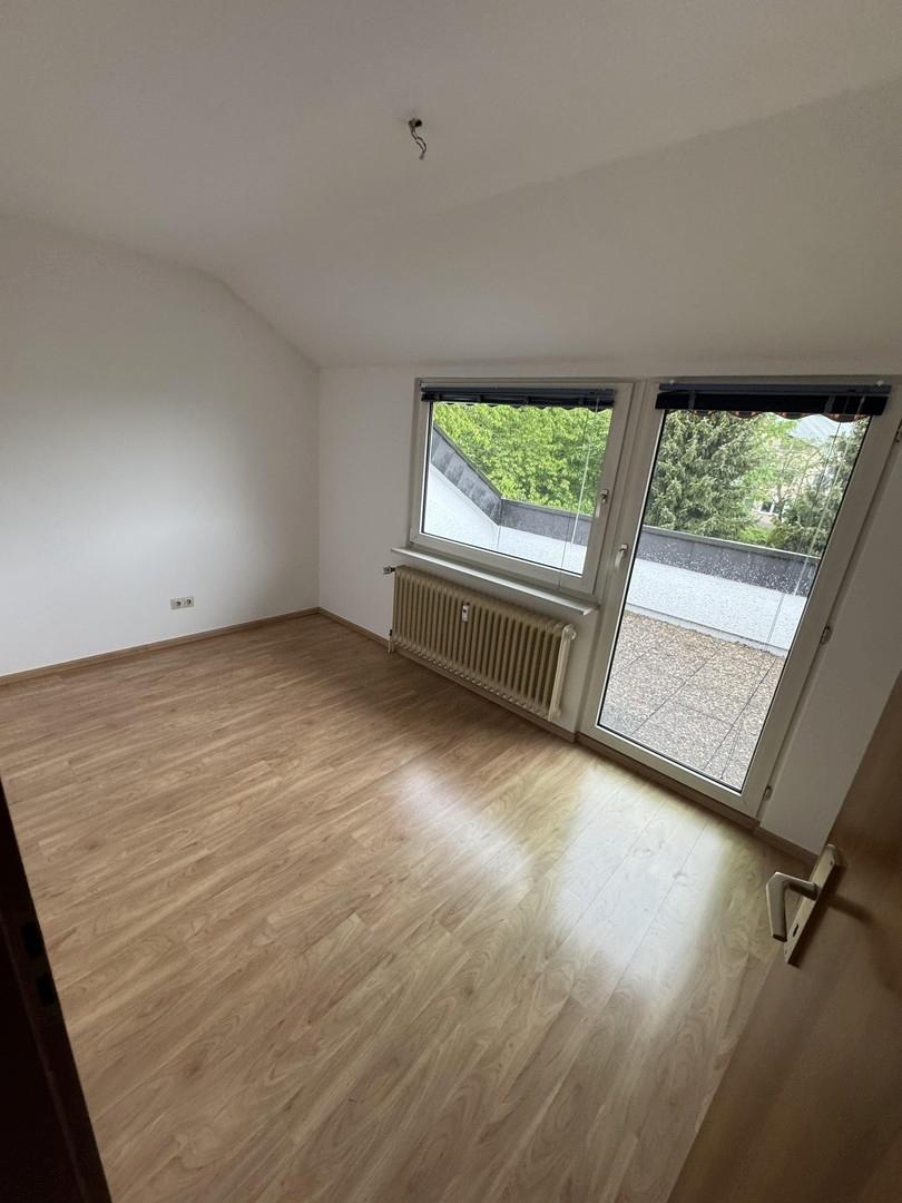 Kinderzimmer mit Balkonzugang