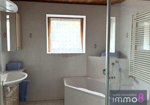Bad mit Dusche und Wanne, im Obergeschoss
