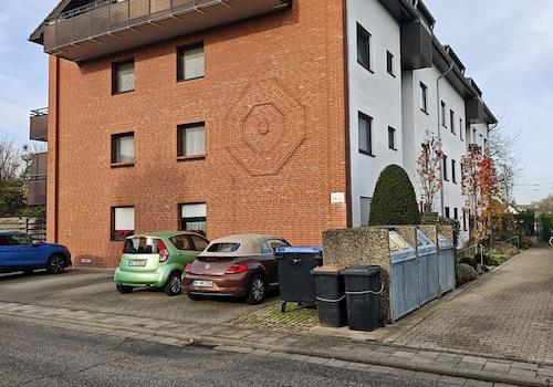 Außenansicht mit Stellplatz