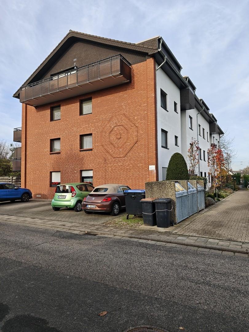 Außenansicht mit Stellplatz