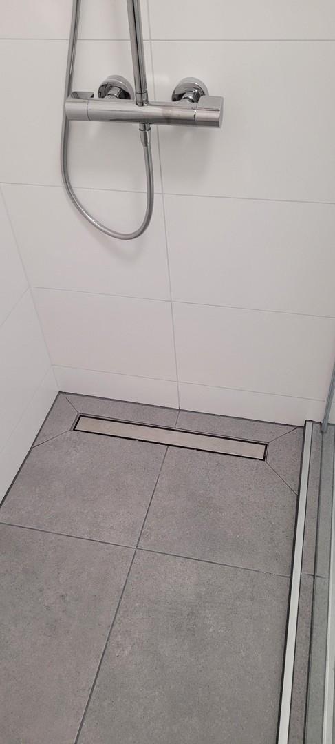 Große Duschfläche