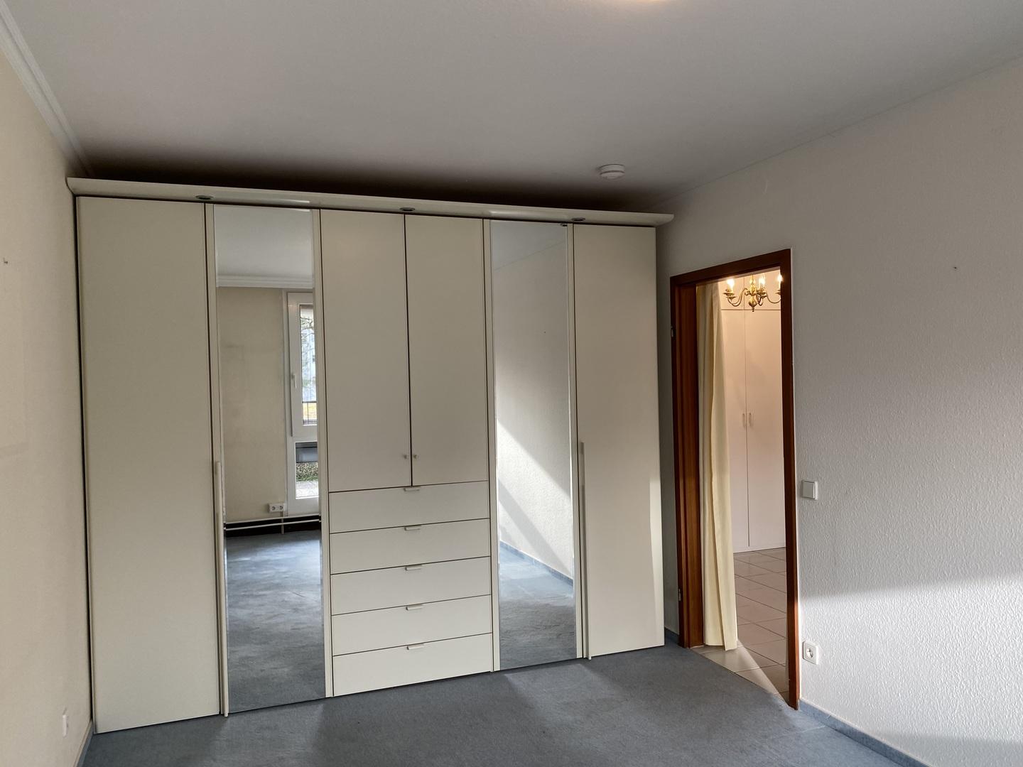 Großzügiger Kleiderschrank