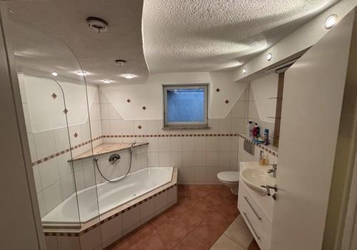 Begehbare Dusche und Badewanne