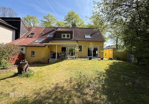 Blick aus dem Garten zum Haus 
