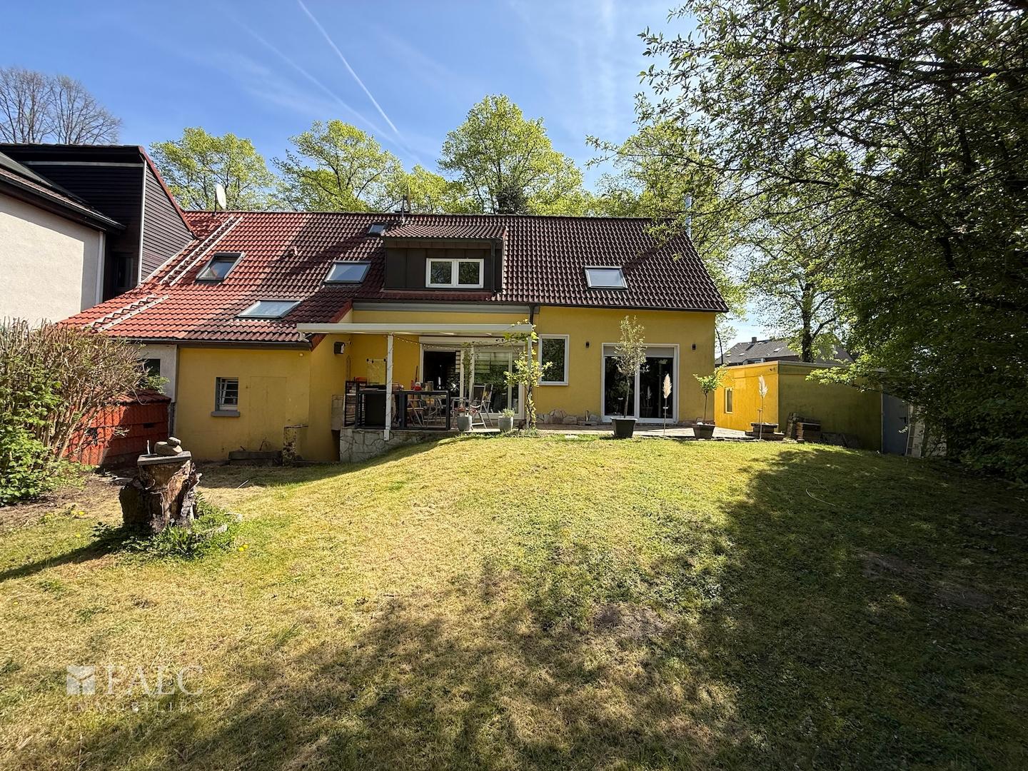 Blick aus dem Garten zum Haus 