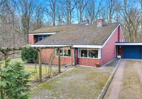 Haus mit PKW Garage und Außenstellplatz