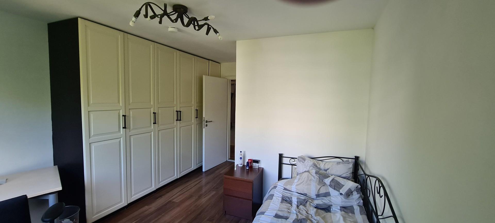 Schlafzimmer mit Mobiliar