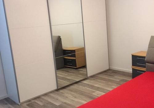 Schlafzimmer Schrank und Bett