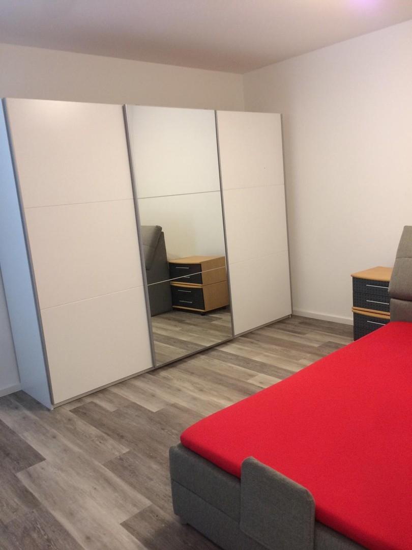 Schlafzimmer Schrank und Bett