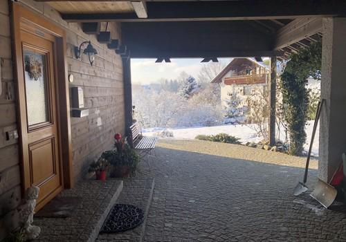 Terrasse unter Vordach